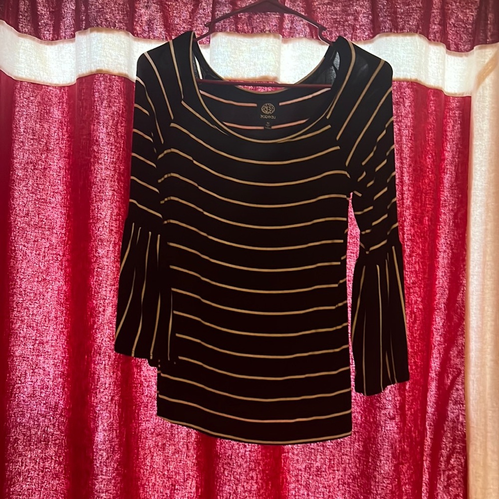Women shirt size small very cute with flared arms.